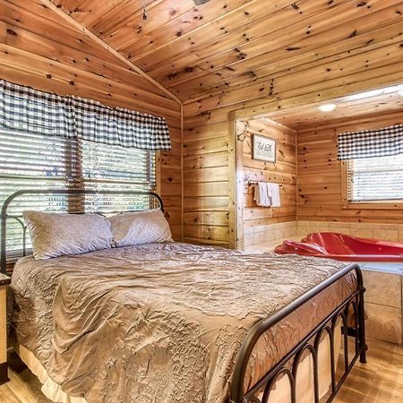 Dog Friendly, Romantic Mtn Getaway Hot Tub Pool Гатлинбург Экстерьер фото