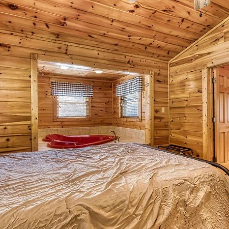 Dog Friendly, Romantic Mtn Getaway Hot Tub Pool Гатлинбург Экстерьер фото