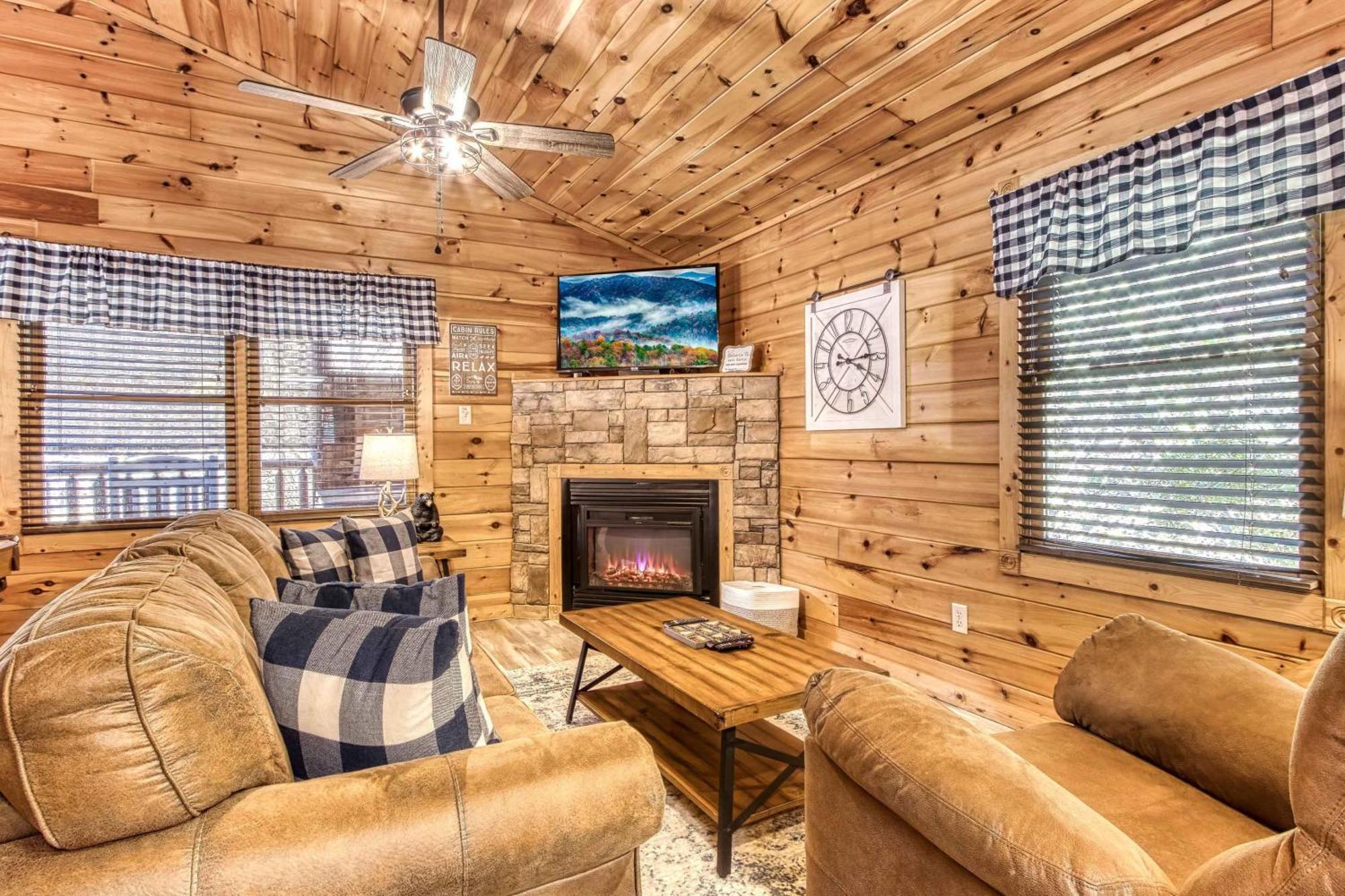 Dog Friendly, Romantic Mtn Getaway Hot Tub Pool Гатлинбург Экстерьер фото